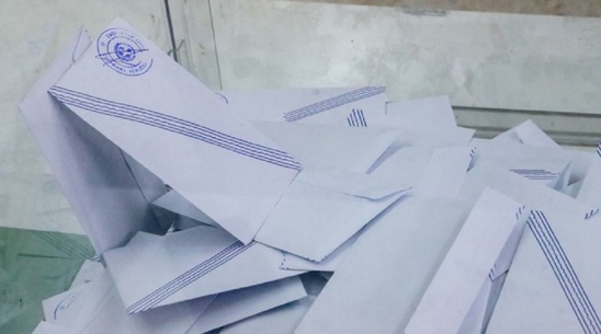 Image: Τεράστια γκάφα ψηφοφόρου στη Λάρισα - Έριξε φάκελο με 175 ευρώ και πολλά ψηφοδέλτια στην κάλπη