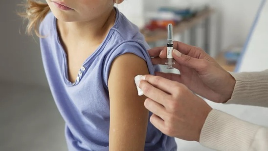 Image: Εντός του Οκτωβρίου οι πρώτοι εμβολιασμοί παιδιών και από παιδιάτρους