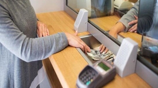 Image: Κορωνοϊός-Τράπεζες: Τρίμηνη αναστολή πληρωμής δόσεων δανείων για όσους λάβουν τα 800 ευρώ