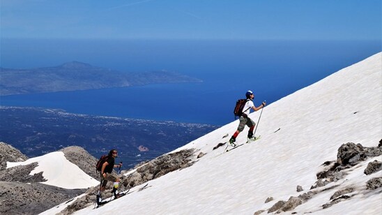 Image: Σκι με βερμούδες στα Λευκά Όρη - Πώς αποχαιρετούν τον χειμώνα - video