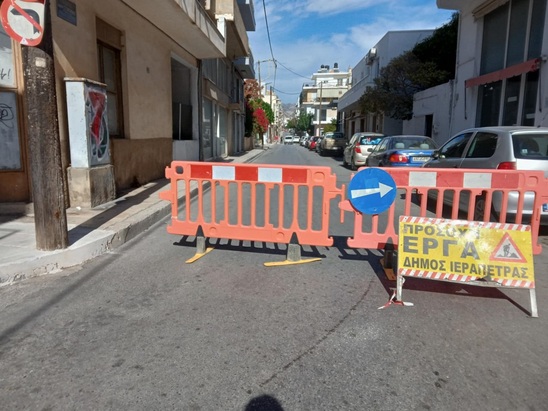 Image: Κλειστό τμήμα της οδού Λοχαγού Παγωμένου λόγω εργασιών αποκατάστασης σχάρας