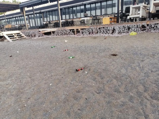 Image: Τα' τσουξαν σε παραλία της Ιεράπετρας και έθαψαν τα μπουκάλια στην αμμουδιά