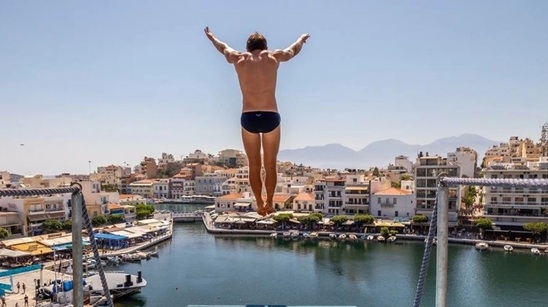 Image: Agios Nikolaos Cliff Diving: Αρχίζει η γιορτή των καταδύσεων στη λίμνη Βουλισμένη