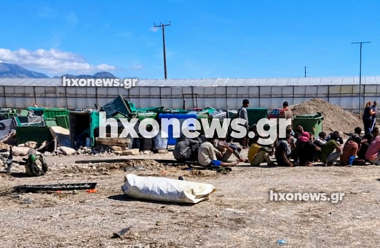 Image: Ιεράπετρα: Στο χώμα, δίπλα σε κάδους και μπάζα οι μετανάστες στην ΑΓΡΕΞ