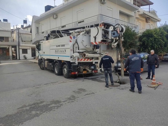 Image: Εργασίες απόφραξης αγωγών σε κεντρικούς δρόμους της Ιεράπετρας την 1η Φλεβάρη 