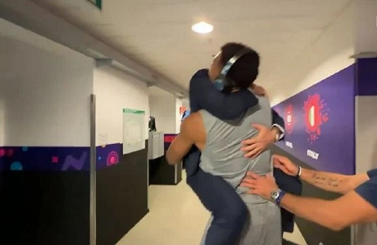 Image: Ποτσέκο: Έτσι προέκυψε η αγκαλιά με τον Γιάννη Αντετοκούνμπο—Viral το βίντεο