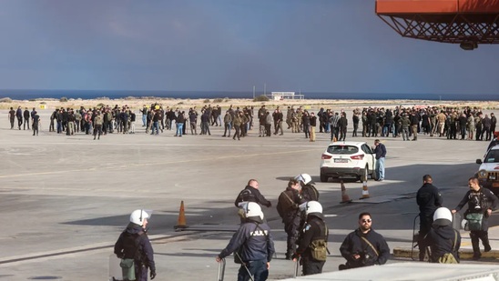 Image: Μπήκαν στο αεροδρόμιο Ηρακλείου οι αγρότες, κλειστό μέχρι νεωτέρας