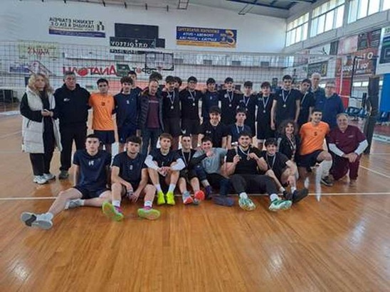 Image: Πρωταθλήτρια Κρήτης η ομάδα βόλεϊ αγοριών του 2ου Πειραματικού Γενικού Λύκειου Ιεράπετρας