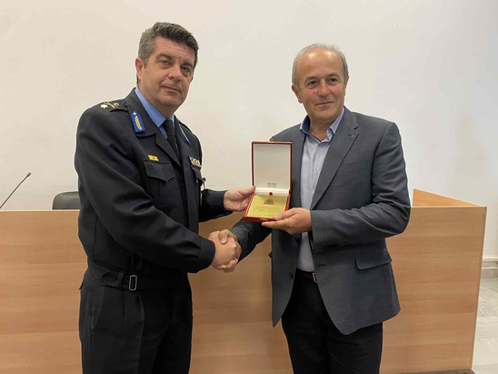 Image: Τιμητική διάκριση στον Δήμαρχο Ιεράπετρας για τη στήριξη της Πυροσβεστικής Υπηρεσίας