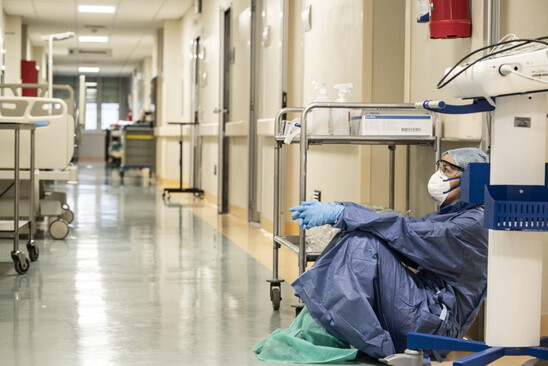 Image: Κορωνοϊός – Θάνατοι – Σε αναμονή οι υγειονομικοί για το προφίλ νοσηρότητας της Όμικρον