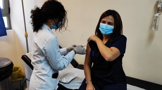 Image: Ξεκίνησαν σήμερα οι εμβολιασμοί του υγειονομικού προσωπικού στο ΓΝΑΝ
