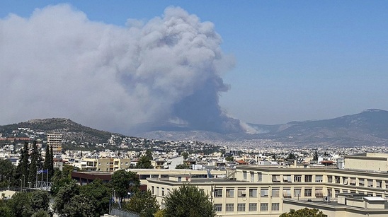 Image: Μεγάλη φωτιά στη Φυλή: Εκκένωση προς Άνω Λιόσια - Εγκλωβισμένες μοναχές στη Μονή Κλειστών