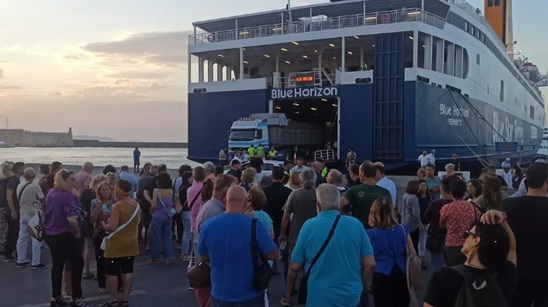 Image: Μεγάλη κινητοποίηση στο λιμάνι του Ηρακλείου για τον αδικοχαμένο Αντώνη-Το πλήθος φωνάζει «δολοφόνοι» την ώρα που σηκώνεται η μπουκαπόρτα