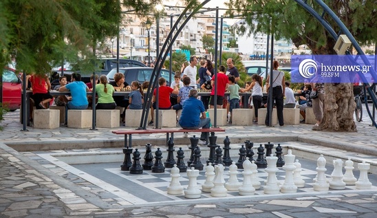 Image: Καλοκαίρι στην υπαίθρια σκακιέρα της Ιεράπετρας