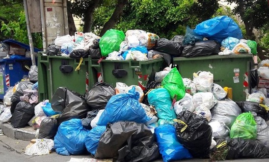 Image:  Βλάβη στο ιδιωτικό απορριμματοφόρο «πνίγει» την Ιεράπετρα στα σκουπίδια