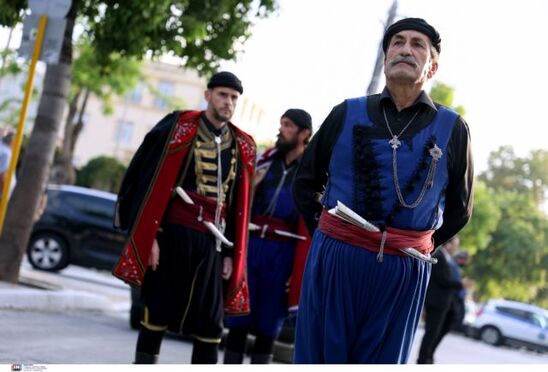 Image: Μίκης Θεοδωράκης – Κρητικοί συνοδεύουν τη σορό του τραγουδώντας «Ένα το χελιδόνι»