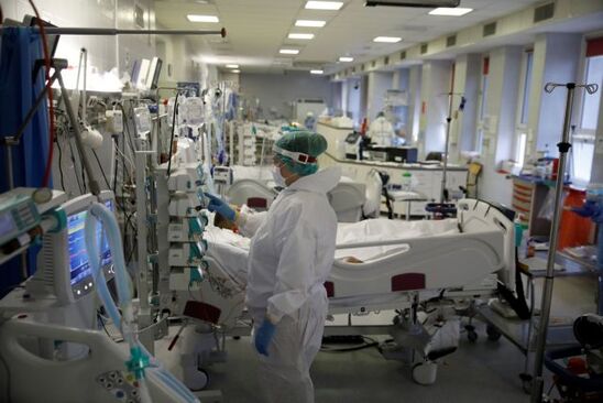 Image: Τρομάζει ο ημερήσιος αριθμός θανάτων από κορωνοϊό – Στα όριά τους τα νοσοκομεία, ανησυχία για την Όμικρον