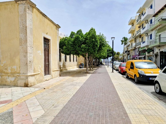 Image: Απαγόρευση στάθμευσης στην οδό Δημοκρατίας λόγω εργασιών κλαδέματος