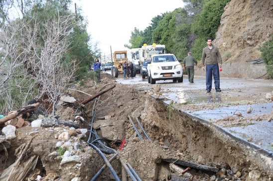 Image: Τραγική κατάσταση σε Φέρμα, Αγιά Φωτιά και Αχλιά – «Ποτάμι» ο δρόμος, συνεχείς καταπτώσεις και πλήρης αποκλεισμός