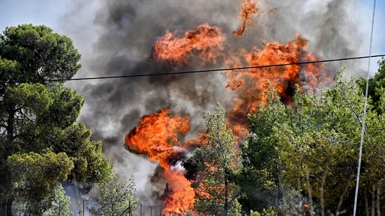 Image: Σε πύρινο κλοιό η χώρα: Συνεχείς αναζωπυρώσεις στην Κάρυστο, καίγονται σπίτια στον Πλατανιστό - Βελτιώνεται η κατάσταση στην Κέρκυρα