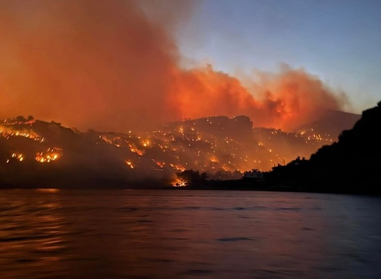 Image: Νέα αναζωπύρωση στα Φέρμα Ιεράπετρας – Εκκενώνονται περιοχές από την Πολιτική Προστασία