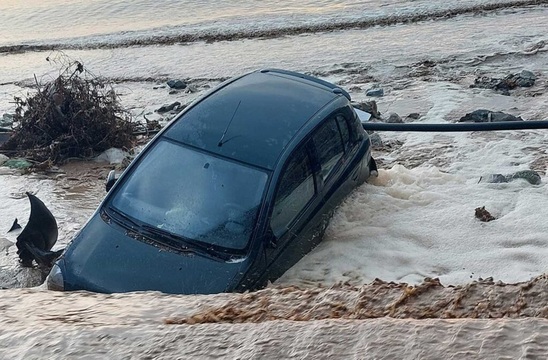 Image: Πλημμύρισε το Παλαιόκαστρο - Παρασύρθηκαν αυτοκίνητα, ζημιές στην παραλία!