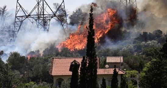 Image: Φωτιές: Συνεχείς οι αναζωπυρώσεις στην Αττική - Μάχη να μην επεκταθούν οι φλόγες προς Πάρνηθα