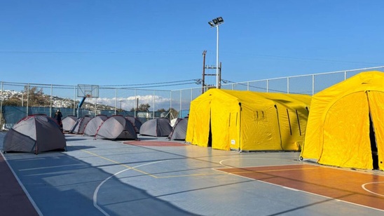 Image: Σεισμοί στη Σαντορίνη: Στήθηκαν οι πρώτες σκηνές της ΕΜΑΚ, χωρίς σταματημό οι δονήσεις