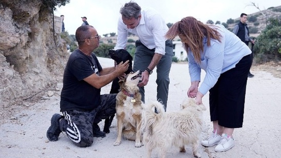 Image: Στο καταφύγιο ζώων «Takis Shelter»  ο πρόεδρος της Νέας Δημοκρατίας, Κυριάκος Μητσοτάκης 