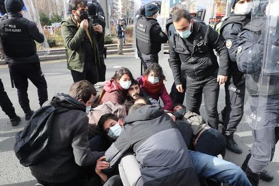 Image: Δεκάδες συλλήψεις και καταστολή απέναντι σε φοιτητές που αντιδρούν σε διορισμένο «πρύτανη» από τον Ερντογάν
