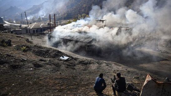 Image: Σκηνές ξεριζωμού για τους Αρμένιους: Καίνε τα σπίτια τους και φεύγουν – Παίρνουν μαζί τους μέχρι και τους τάφους των προγόνων τους