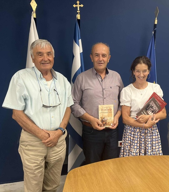 Image: Τιμητική συνάντηση του Δημάρχου Ιεράπετρας με τη συγγραφέα Βικτώρια Χίσλοπ