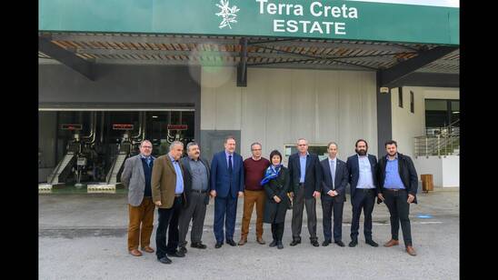 Image: Terra Creta: Αφιέρωση δέντρου ελιάς προς τιμήν της πρέσβεως της Κίνας