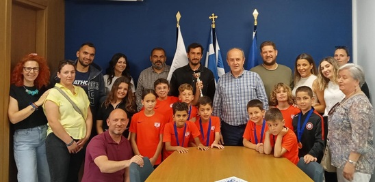 Image: Οι αθλητές της Ακαδημίας ποδοσφαίρου Α.Σ.Ι. «Ιωάννης Δρακωνάκης» επισκέφθηκαν τον Δήμαρχος Ιεράπετρας