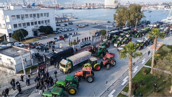 Image:  Στο λιμάνι του Βόλου τα πρώτα τρακτέρ – Απέναντί τους πάνω από 18 κλούβες των ΜΑΤ