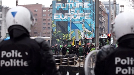 Image: Επεισόδια στις Βρυξέλλες - Οδοφράγματα με κοπριές στήνουν οι αγρότες, με ρίψεις νερού απαντά η Αστυνομία