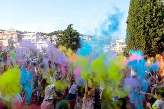 Image: Το φεστιβάλ χρωμάτων ταξιδεύει στους 4 νομούς της Κρήτης
