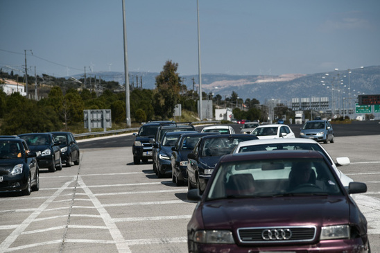 Image: Κορωνοϊός: Ουρές στα διόδια Ελευσίνας παρά τις οδηγίες - Εγκαταλείπουν την Αθήνα, πάνε στα χωριά