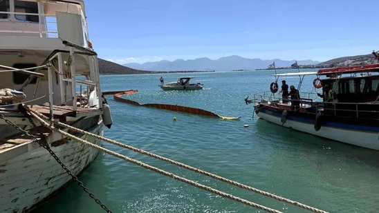 Image: Ελούντα: Επιχείρηση προστασίας της θάλασσας μετά την εισροή υδάτων σε σκάφος