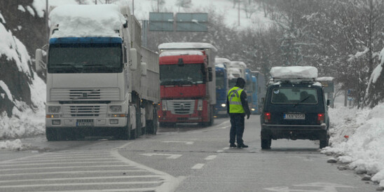 Image: Στα «κάγκελα» οι ιδιοκτήτες φορτηγών - Κλείνουν τον συνοριακό σταθμό Ευζώνων