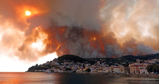 Image: Σαρωτικό πύρινο μέτωπο στην Εύβοια και εκκλήσεις στην πολιτεία για βοήθεια