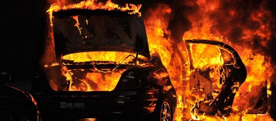 Image: Στις φλόγες αυτοκίνητο στο Τυμπάκι