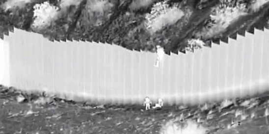 Image: Βίντεο - γροθιά στο στομάχι: Διακινητής πετά μικρά κορίτσια από ύψος 4 μέτρων στα σύνορα ΗΠΑ - Μεξικού