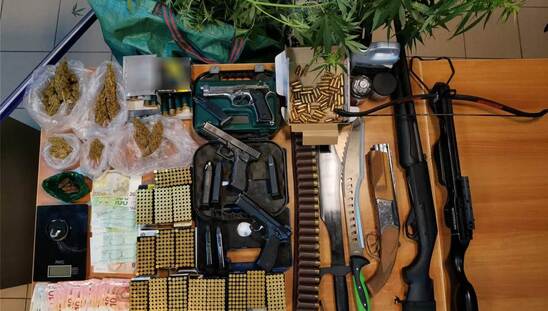 Image: Εργαστήριο κάνναβης είχε κάνει το σπίτι του - Έκρυβε όπλα, «σοκολάτες» και κοκαΐνη