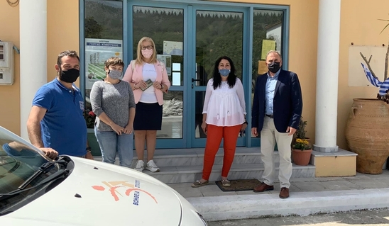 Image: Ο Δήμαρχος Ιεράπετρας στις Μάλες με τους εργαζόμενους του προγράμματος "Βοήθεια στο σπίτι"