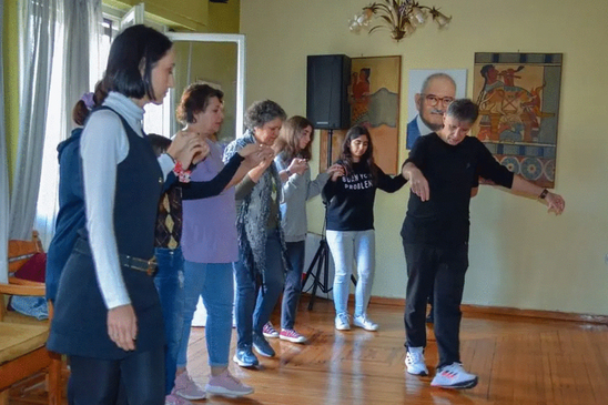 Image: Ο δικός μας Δ. Καπαράκης διδάσκει λασιθιώτικους χορούς στους Ιεραπετρίτες της Αθήνας