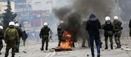Image: Λέσβος: «Άλωση» του ξενοδοχείου των ΜΑΤ - Τους έκαψαν τα πάντα