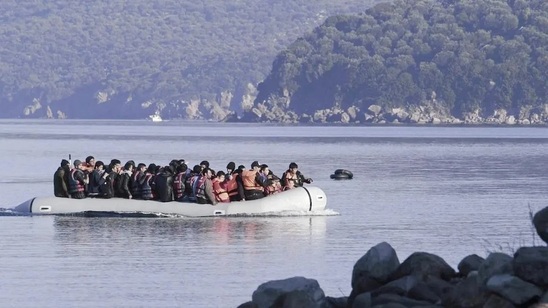 Image: Σκάφος με 39 μετανάστες εντοπίστηκε στην παραλία Τρυπητή της Γαύδου