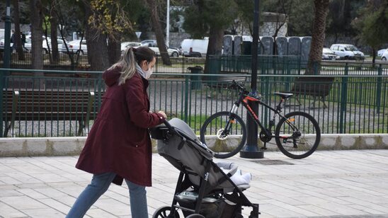 Image: Έρχονται οι «νταντάδες της γειτονιάς»: Τι προβλέπει το πρόγραμμα - Ποιες ηλικίες αφορά