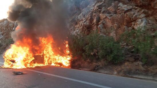 Image: Παρανάλωμα του πυρός αυτοκίνητο στον ΒΟΑΚ - Δείτε φωτογραφίες